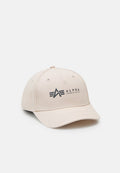 Beige Baseballcap aus Stoff mit einem schwarzen Logo "ALPHA INDUSTRIES" und einem Design mit gebogenem Schirm und gestickten Akzenten.