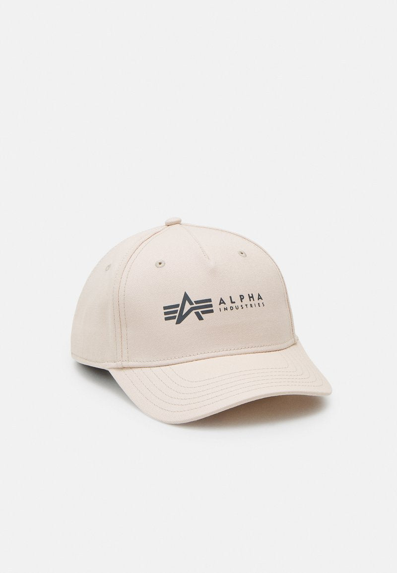 Beige Baseballcap aus Stoff mit einem schwarzen Logo "ALPHA INDUSTRIES" und einem Design mit gebogenem Schirm und gestickten Akzenten.