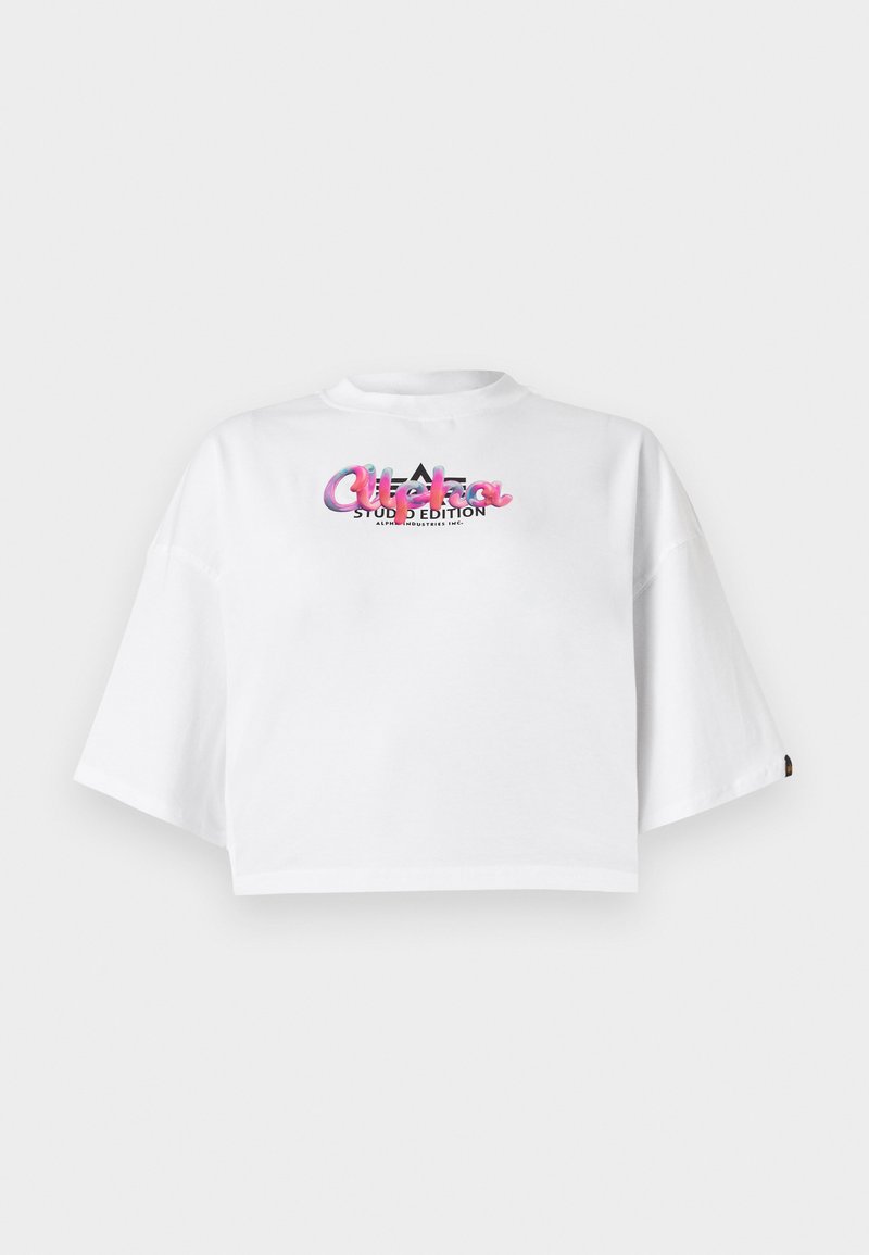 Weißes, kurz geschnittenes T-Shirt mit weiten Ärmeln und buntem "Alpha Studio Edition" Logo auf der Brust vor einem einfarbigen Hintergrund.