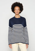 Gestreifter Pullover in Marineblau und Creme mit Rundhalsausschnitt, überschnittenen Schultern und einem lockeren Schnitt. Texturierter Stoff mit einem horizontalen Streifenmuster.