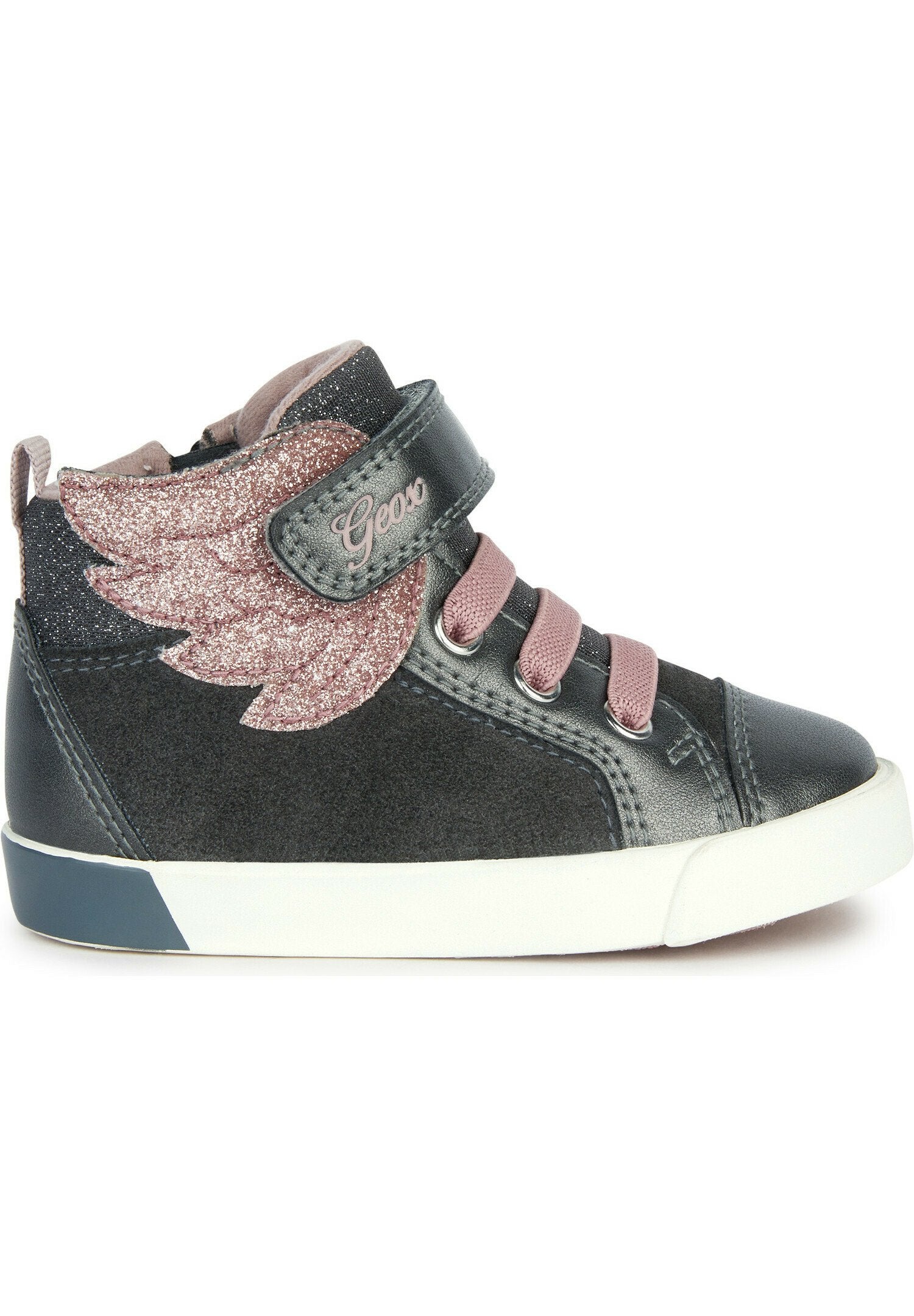 Schwarze Wildleder High-Top Sneakers mit pinkem Glitzerflügel-Design, pinken Schnürsenkeln und Klettverschluss. Weiße Gummisohle. Auffälliges Markenlogo sichtbar.