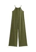 Olivegrüner Jumpsuit mit dünnen weißen vertikalen Streifen, weitem Bein, verstellbaren Spaghetti-Trägern und gerafftem Ausschnitt für Textur.
