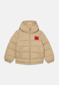 Beige gepolsterte Kapuzenjacke mit Reißverschluss, zwei vordere Druckknopftaschen, elastischen Bündchen und rotem rechteckigem Aufnäher mit der Aufschrift "HUGO" auf der Brust.