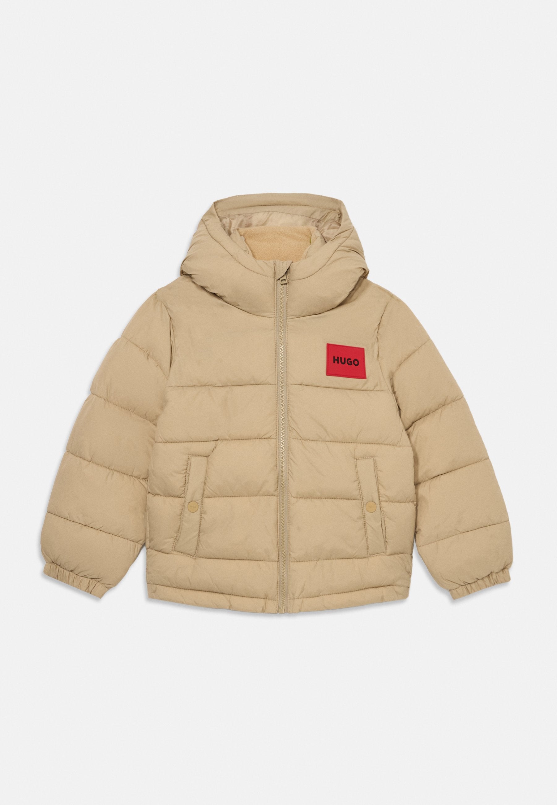 Beige gepolsterte Kapuzenjacke mit Reißverschluss, zwei vordere Druckknopftaschen, elastischen Bündchen und rotem rechteckigem Aufnäher mit der Aufschrift "HUGO" auf der Brust.