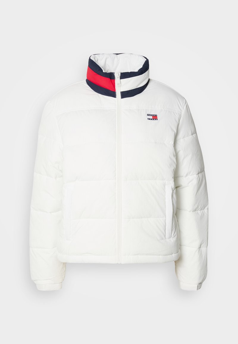 Weißer Pufferjacke mit hohem Kragen, der mit einem navyblauen, roten und weißen Streifenakzent verziert ist. Zentrale Frontreißverschluss und seitliche Taschen. Glatte Textur.