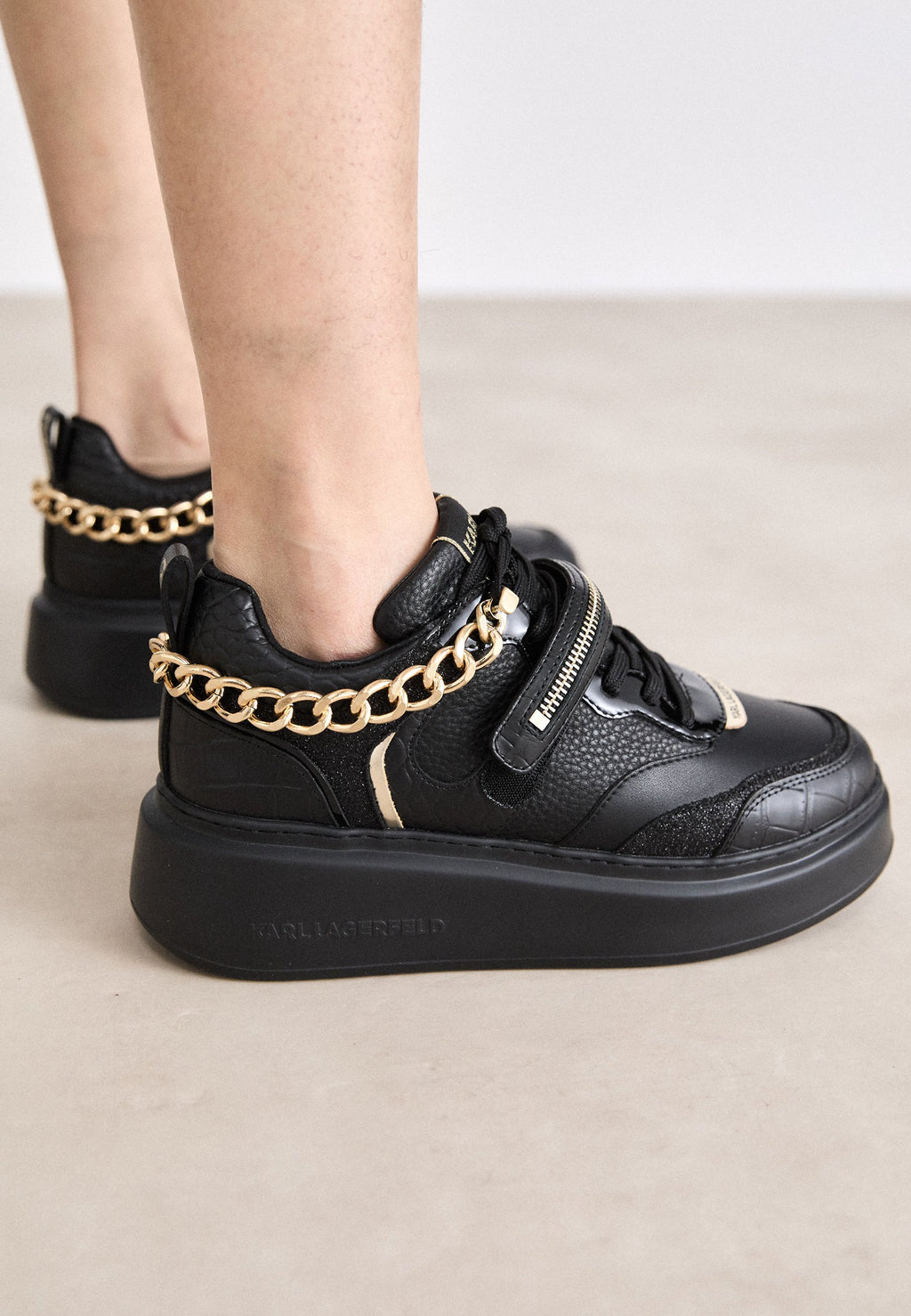 ANAKAPRI STRAP CHAIN LACE Media 1