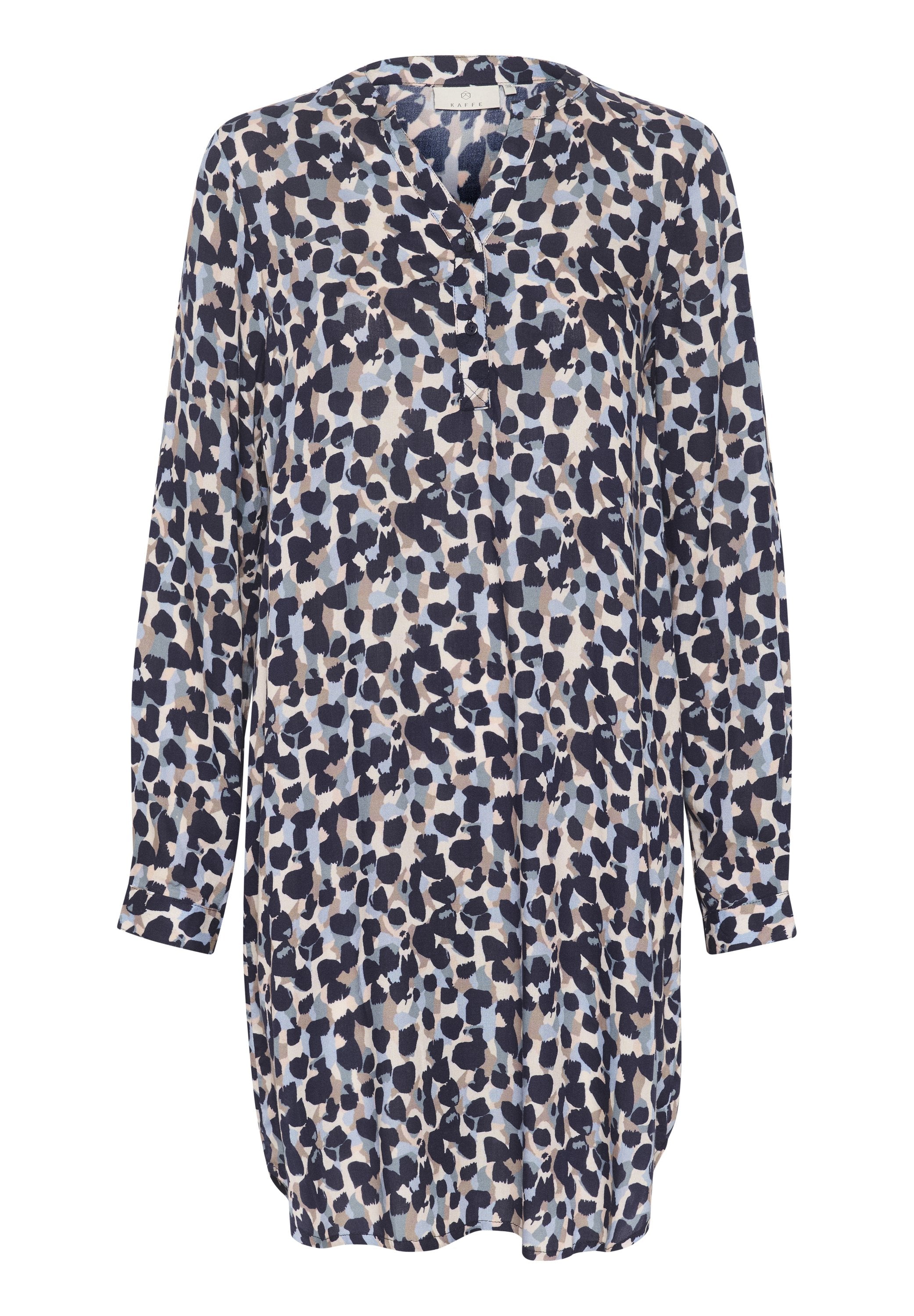 Langärmliges Tunika-Kleid mit abstraktem Tierdruck in Blau, Beige und Schwarz sowie einem geknöpften V-Ausschnitt.