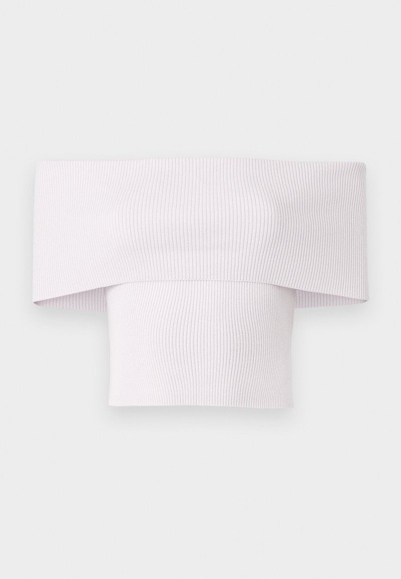 Schulterfreies, geripptes Oberteil in zartem Pink mit weitem Kragen und figurbetontem Schnitt. Glatte Textur mit vertikalen Rippdetails.