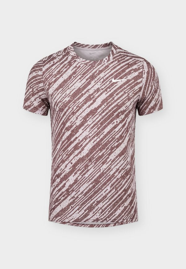 Nike Performance NIKECOURT VICTORY PRINT - Sports T-shirt - platinum violet/white