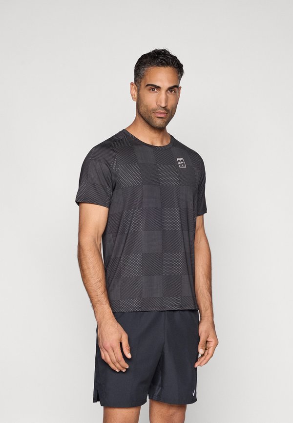 Nike Performance NIKECOURT ADVANTAGE PRINT - Sports T-shirt - black/white