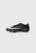 Schwarze Fußballschuhe mit glatter Oberfläche, versehen mit einem hellblauen Nike-Swoosh-Design, schwarzen Schnürsenkeln und hellblauen Stollen.