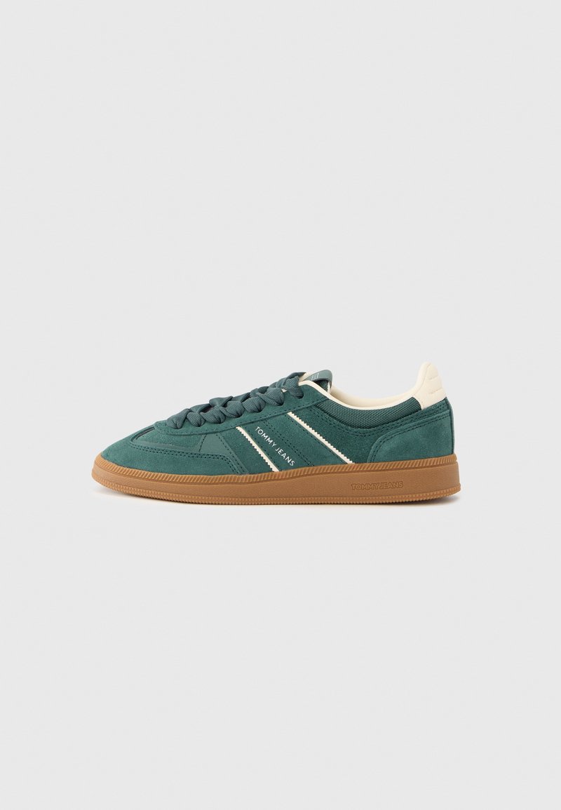 Grüne Wildledersneaker mit weißen Streifen, beigen Akzenten und einer Laufsohle aus Gummiblech. Verfügen über eine abgerundete Zehenpartie und ein Schnürdesign.