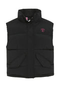 Schwarze Steppweste mit hohem Kragen, zwei Fronttaschen und einem pinkfarbenen Logo auf der linken Brustseite. Glatte Textur, isoliertes Design.