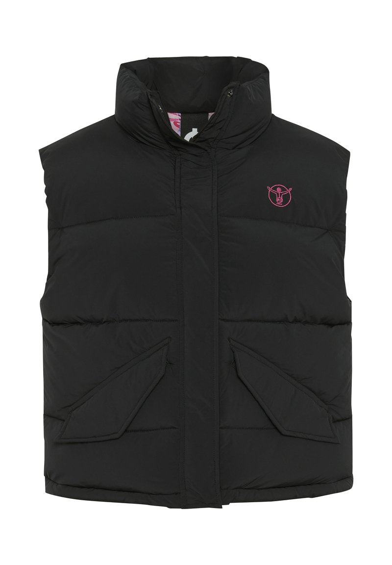 Schwarze Steppweste mit hohem Kragen, zwei Fronttaschen und einem pinkfarbenen Logo auf der linken Brustseite. Glatte Textur, isoliertes Design.