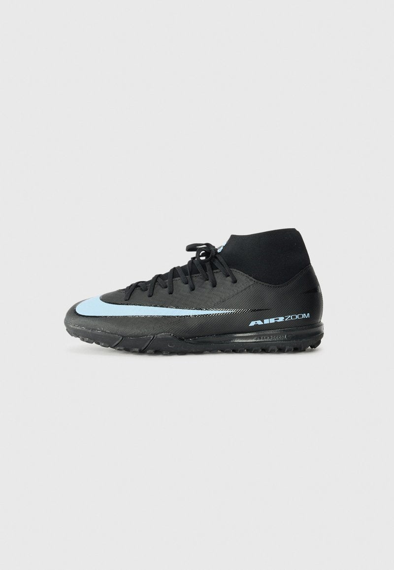 Schwarzer Sportschuh mit hohem Design, verziert mit einem hellblauen Akzentstreifen und einer strukturierten Sohle für besseren Halt. "AIR ZOOM"-Markierung sichtbar.