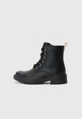 Schwarze Leder-Ankle-Boots mit goldenen Ösen, Schnürdesign, runder Zehenform und robustem Profil, ausgestattet mit einer Zuglasche an der Rückseite.