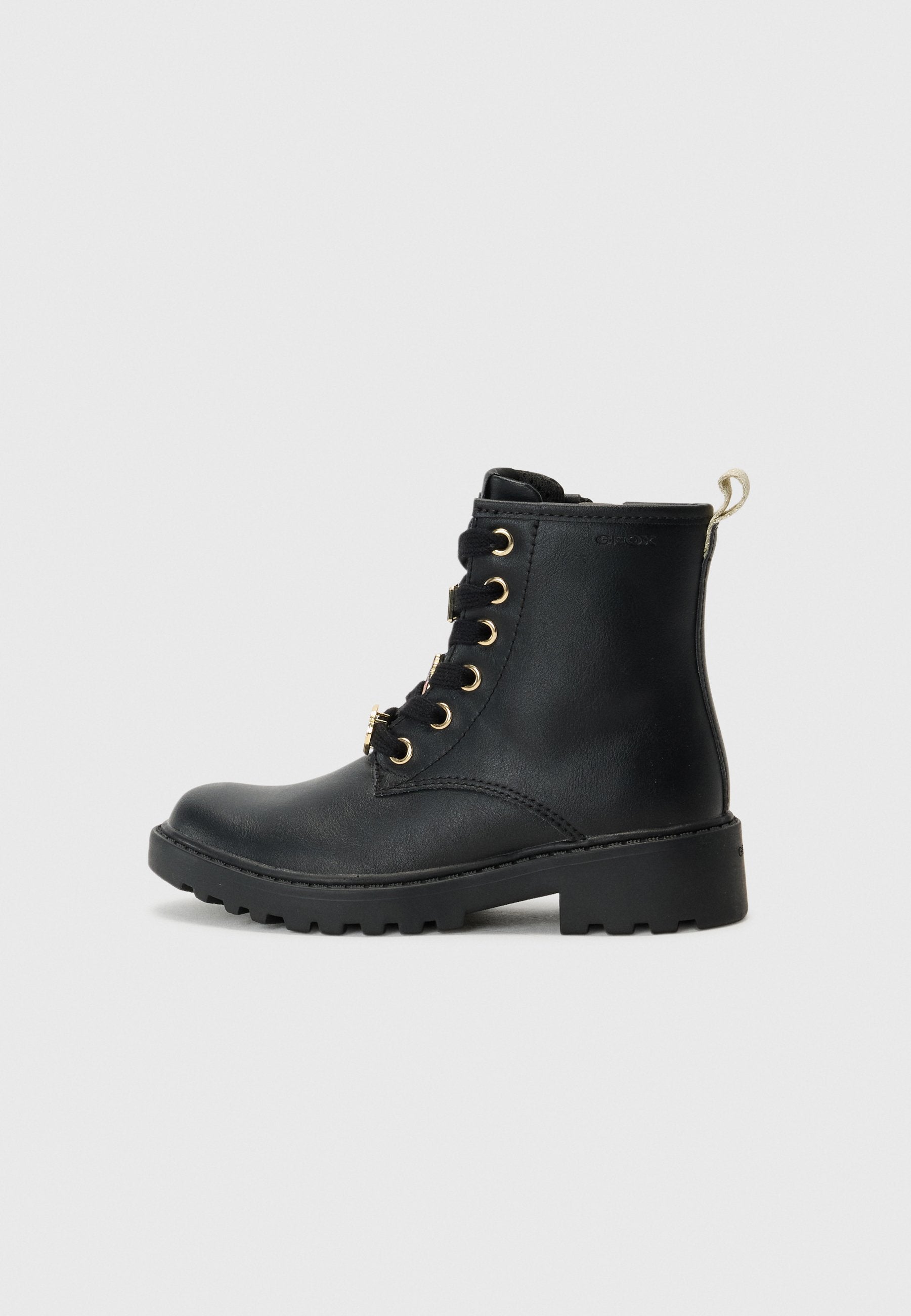 Schwarze Leder-Ankle-Boots mit goldenen Ösen, Schnürdesign, runder Zehenform und robustem Profil, ausgestattet mit einer Zuglasche an der Rückseite.