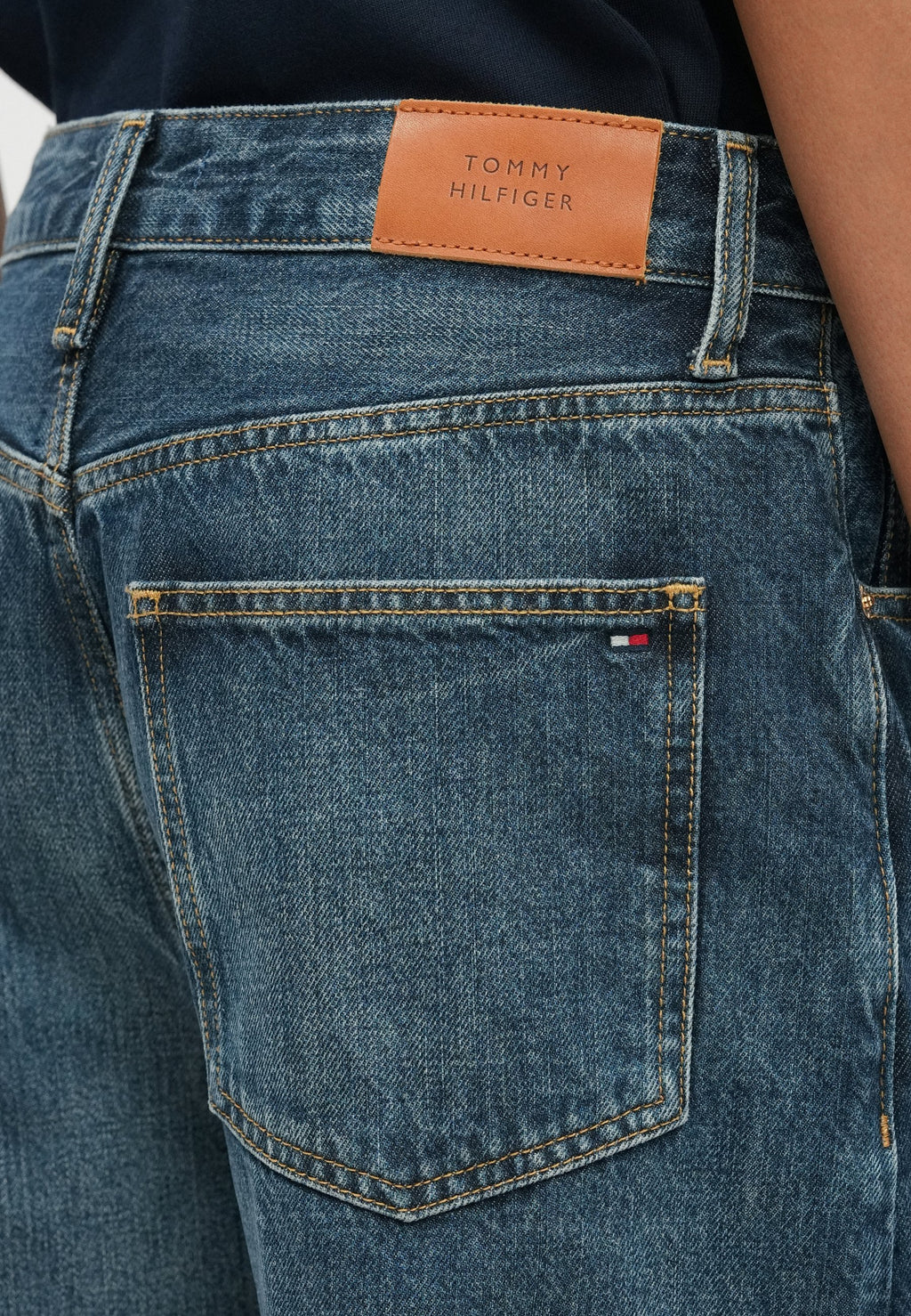 MID RISE TAPERED BARREL LEG JEANS Media 6