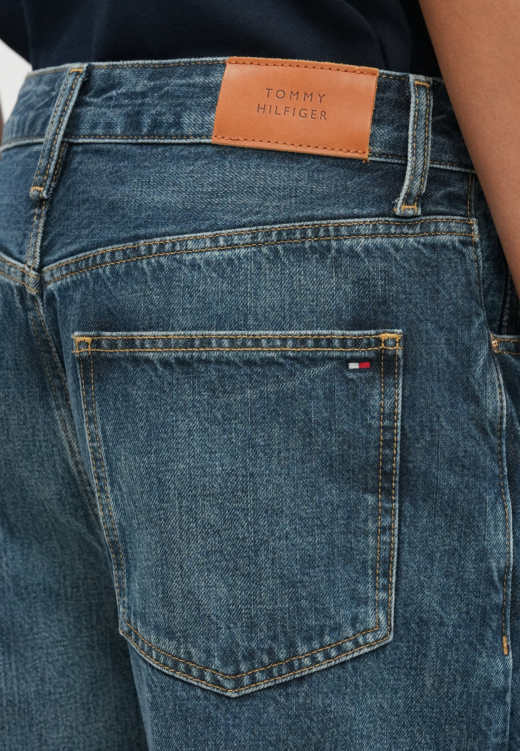 MID RISE TAPERED BARREL LEG JEANS Media 6