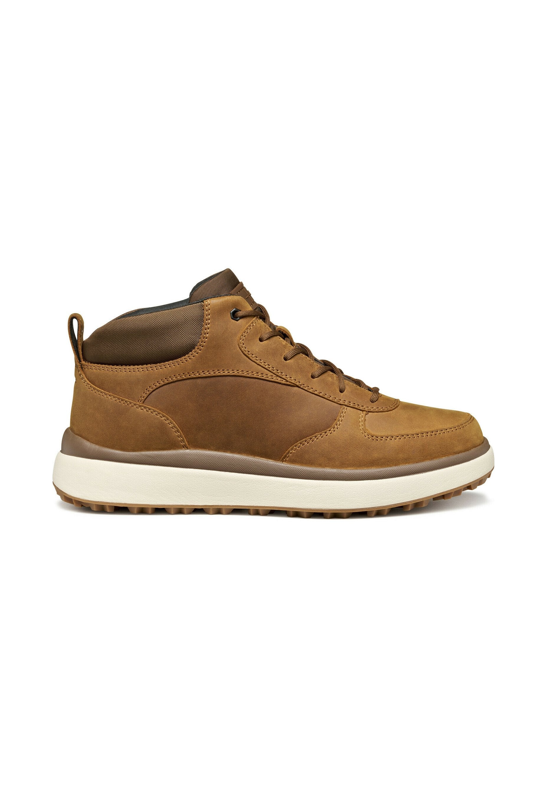 Hochschnittige Sneaker aus braunem Leder mit strukturiertem Obermaterial, Schnürsystem und weißer Gummisohle. Verfügt über eine Zuglasche hinten für einfaches Anziehen.