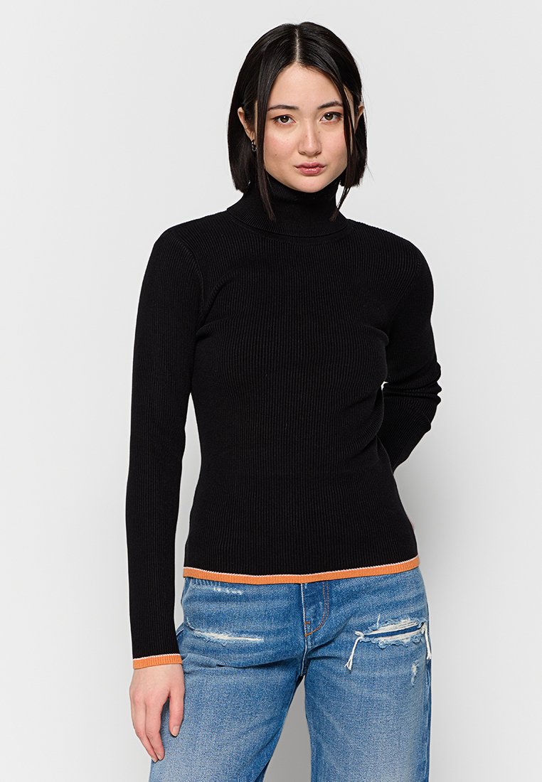 Schwarzer, gerippter Rollkragenpullover mit langen Ärmeln, der einen kontrastierenden orangen Saum am Kragen und an den Bündchen aufweist. Weicher Stoff, taillierte Passform.
