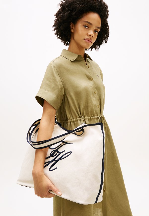 Tommy Hilfiger CANVAS BEACH TOTE BAG WITH POUCH - Tote bag - white