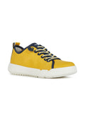 Gelbe Leinensneaker mit marineblauen Akzenten, gestreiften Schnürsenkeln, weißer Gummisohle und Zuglasche an der Ferse, auf einem weißen Hintergrund abgebildet.