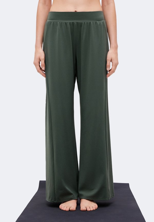 Nike Performance ZENVY WIDE LEG - Tracksuit bottoms - camo green/white