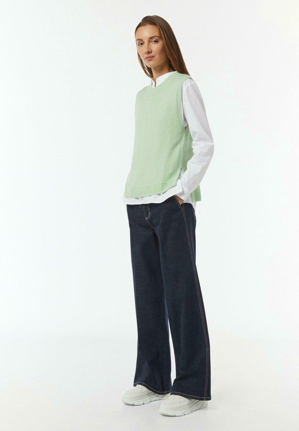 comma casual identity MIT SEITLICHEM SCHLITZ UND LOGO-DETAIL