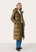 Langer olivgrüner Puffer-Mantel mit Kapuze, mit einem gesteppten Design, Taschen vorne und einem Reißverschluss, kombiniert mit blauen Jeans und schwarzen Schuhen.