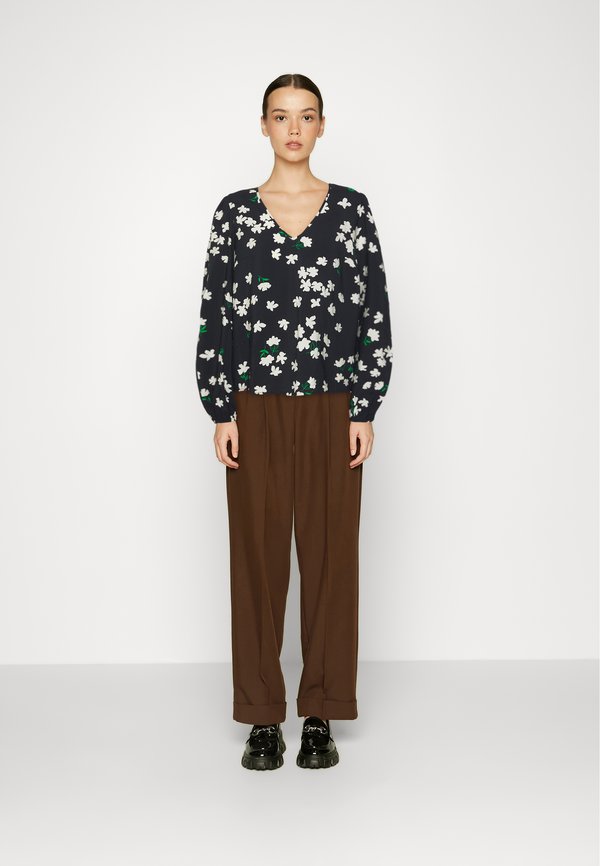 Object OBJNUUK LEONORA VNECK
