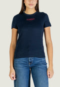 Dunkelblaues Baumwoll-T-Shirt mit rundem Ausschnitt und kurzen Ärmeln; zeigt ein rotes "TOMMY JEANS"-Logo auf der Brust; figurnahes Design.