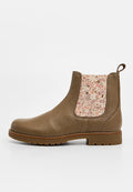 Braune Leder-Chelsea-Stiefel mit strukturiertem Finish, elastischen Seitenpaneelen mit Blumenmuster und runder Zehenpartie. Auffällige Gummisohle und Schlaufe zum Anziehen.