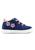 Marineblaue Kindersneaker mit pinken Schnürsenkeln, pinker Naht, metallisch pinkem Absatz und zwei glitzernden pinken Blümchenverzierungen an der Seite.