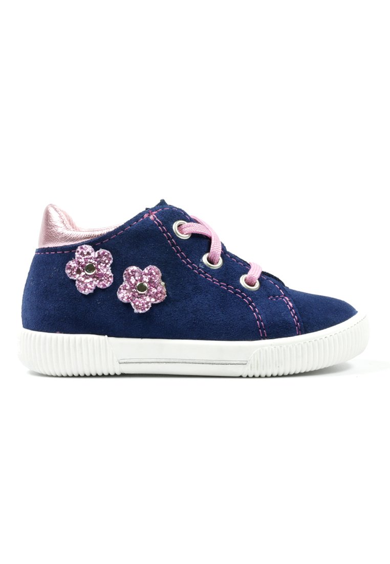 Marineblaue Kindersneaker mit pinken Schnürsenkeln, pinker Naht, metallisch pinkem Absatz und zwei glitzernden pinken Blümchenverzierungen an der Seite.