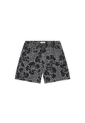 Schwarze Shorts mit Blumenmuster und horizontalem Streifenmuster, elastischem Bund und lockerer Passform. Das Material wirkt leicht und atmungsaktiv.