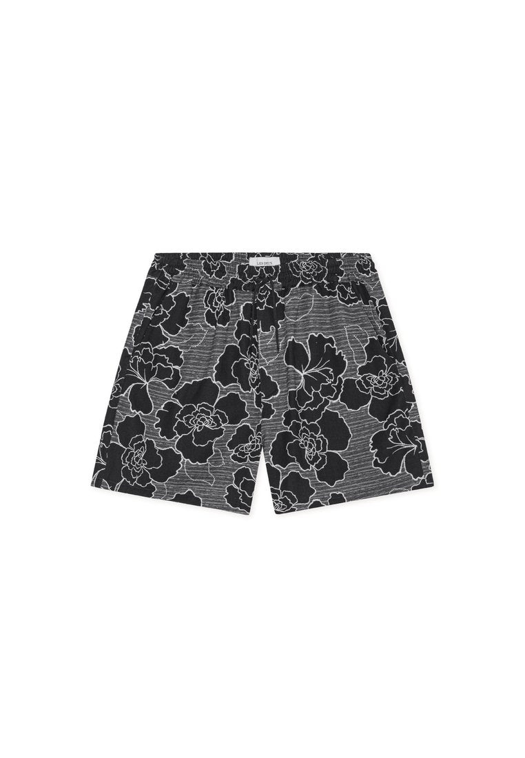 Schwarze Shorts mit Blumenmuster und horizontalem Streifenmuster, elastischem Bund und lockerer Passform. Das Material wirkt leicht und atmungsaktiv.