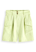 Helle grüne Shorts aus Baumwolle mit lockerer Passform, ausgestattet mit zwei Fronttaschen und zwei vorderen Knöpfen an einem flachen Bündchen.