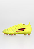 Heller gelber Fußballschuh mit einem rissigen Muster, glatter Textur und schwarzen Akzenten. Gummistollen für Traktion an der Sohle.