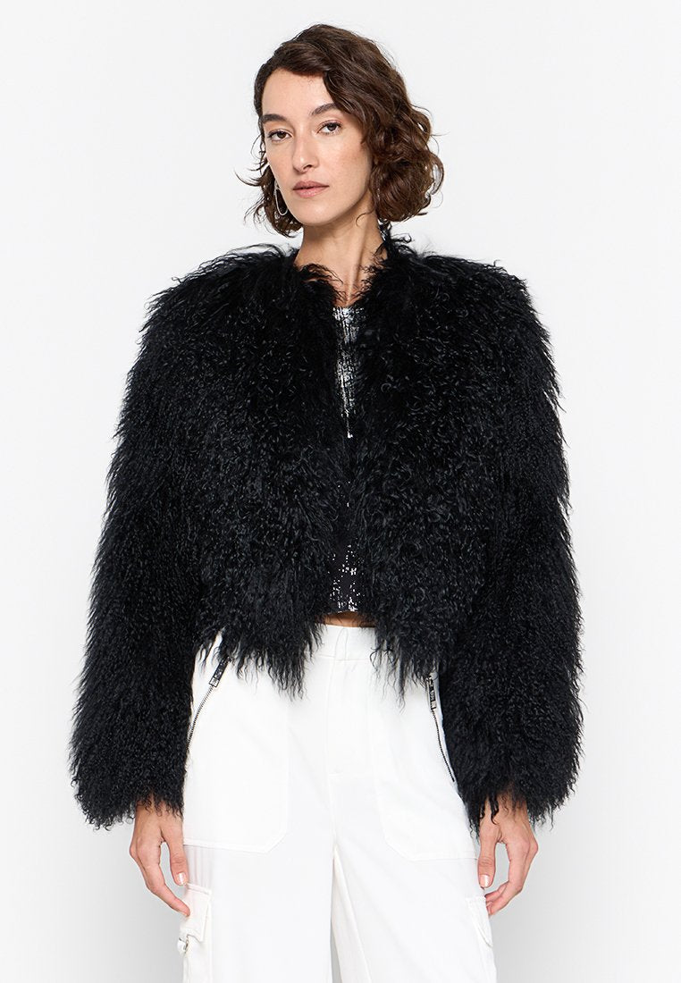Schwarze, kurz geschnittene Jacke aus Kunstfell mit flauschiger Textur, weiten Ärmeln und rundem Halsausschnitt. Verfügt über einen Reißverschluss und ein einfarbiges Design.