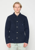 Marineblaue Jacke aus Baumwolle. Verfügt über eine durchgehende Knopfleiste, einen Kragen, mehrere Taschen und dezente Markenkennzeichnung auf der Brusttasche.