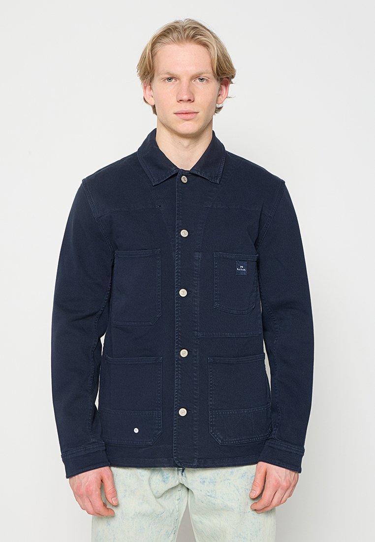 Marineblaue Jacke aus Baumwolle. Verfügt über eine durchgehende Knopfleiste, einen Kragen, mehrere Taschen und dezente Markenkennzeichnung auf der Brusttasche.