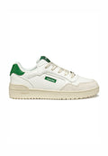 Weißes Leder-Sneaker mit grünen Akzenten, strukturierten Überzügen und einer Gummisohle. Verfügt über ein Schnürdesign und ein Logo an der Seite.
