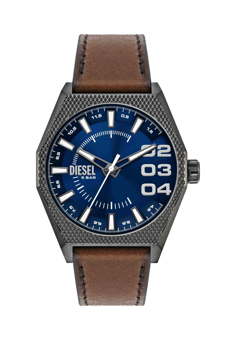 Sechseckige Diesel-Metall-Uhr mit blauem Zifferblatt, großen Ziffern 2, 3, 4, weißen Stundenmarkierungen und braunem Lederarmband.