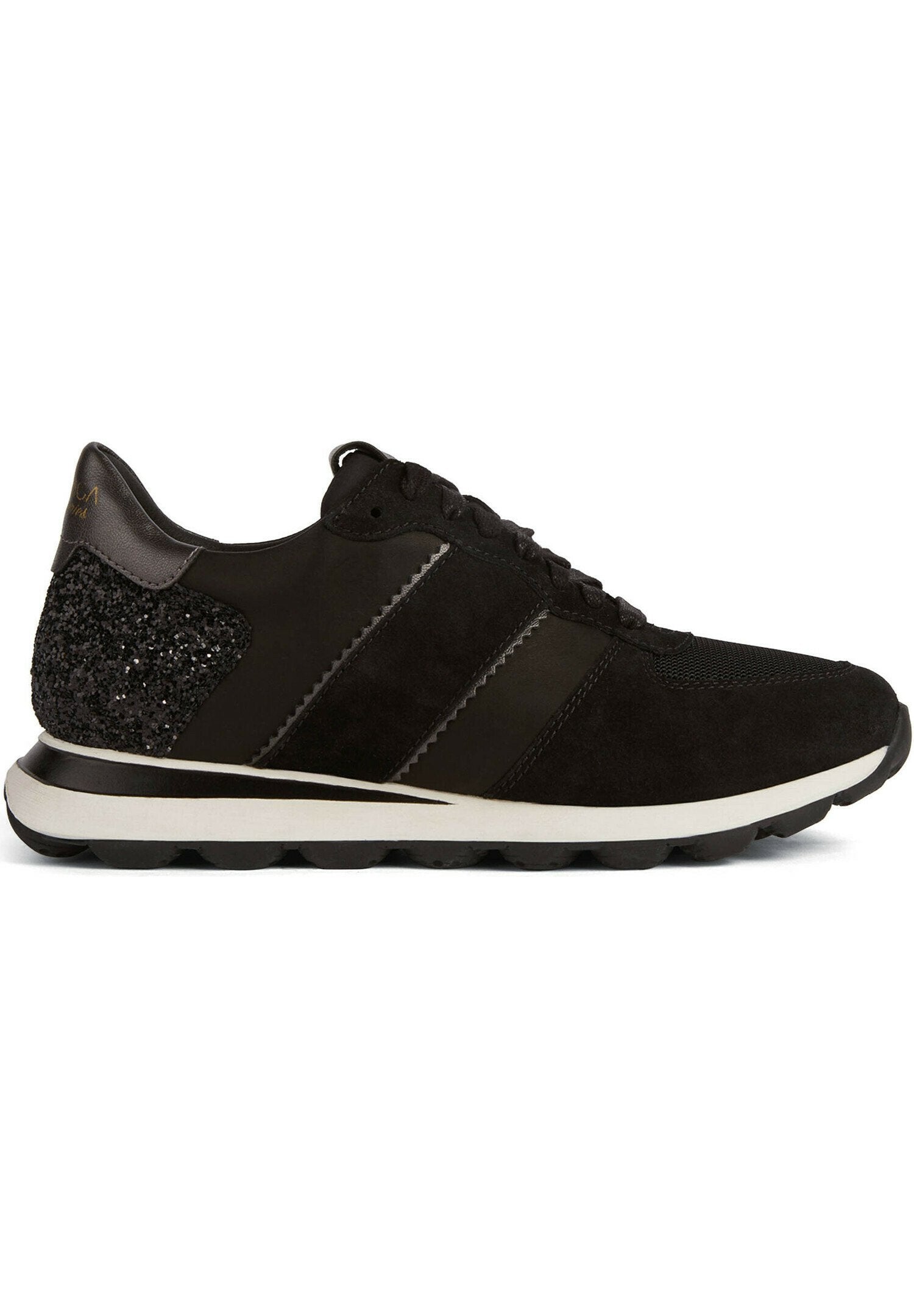 Schwarzer Sportschuh aus Wildleder und synthetischen Materialien, mit einem strukturierten schwarzen Glitzerabsatz, weißer Sohle und schwarzen Schnürsenkeln.