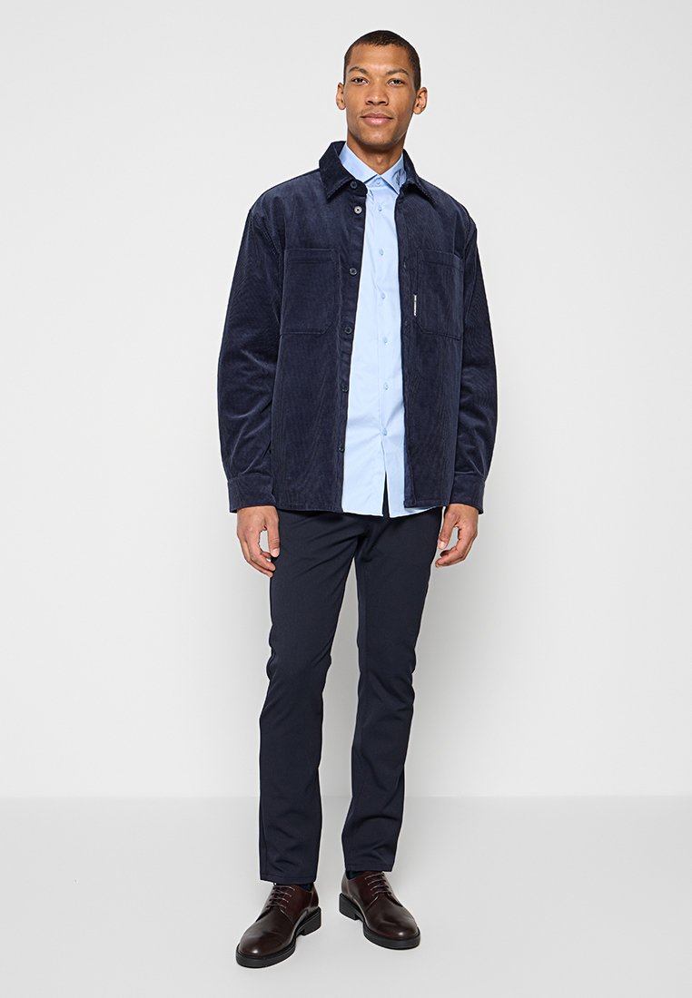 REGULAR FIT  Media 2