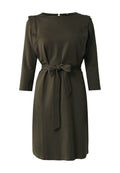 Olivgrünes Kleid aus softem Stoff, mit Rundhalsausschnitt, Dreiviertelärmeln, einem Gürtel in der Taille und geradem Schnitt.