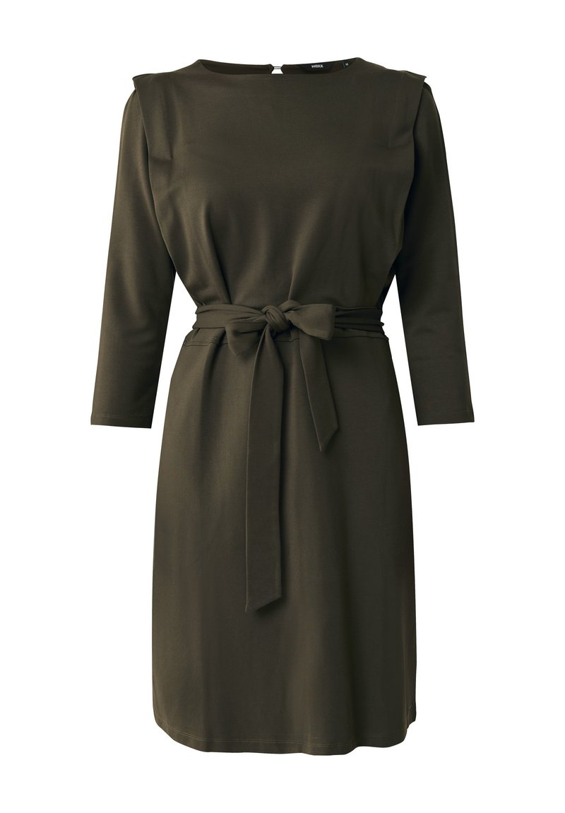 Olivgrünes Kleid aus softem Stoff, mit Rundhalsausschnitt, Dreiviertelärmeln, einem Gürtel in der Taille und geradem Schnitt.