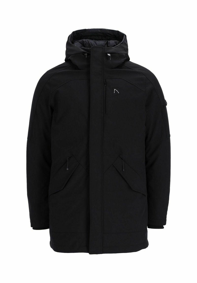 Schwarze isolierte Jacke mit hohem Kragen, durchgehendem Reißverschluss, zwei schrägen Fronttaschen und einem kleinen Logo auf der linken Brust.