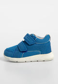 Blaue Kindersneaker aus Mesh und Wildleder mit zwei Klettverschlüssen, weißer Gummisohle und kontrastierenden Nähten.